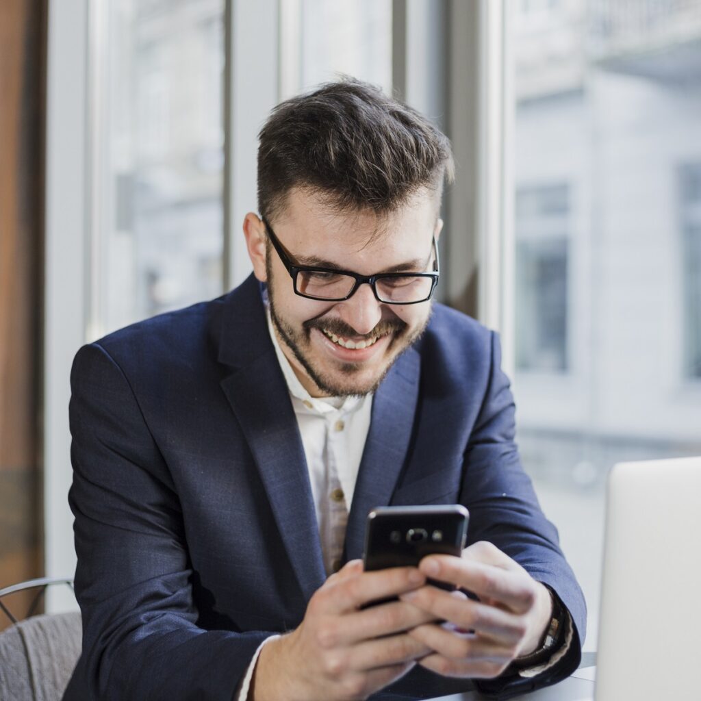 Aparelhos celulares e redes sociais no ambiente de trabalho: qual é o limite?