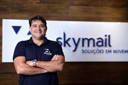 Como os investimentos em treinamento e capacitação de funcionários ajudam a maximizar o uso eficaz das soluções em nuvem